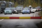 "Čistý rasismus." Rusové ve svých autech do EU nesmějí, potvrdila Evropská komise