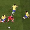 Ruben Vargas v obklíčení Brazilců v zápase MS 2022 Brazílie - Švýcarsko