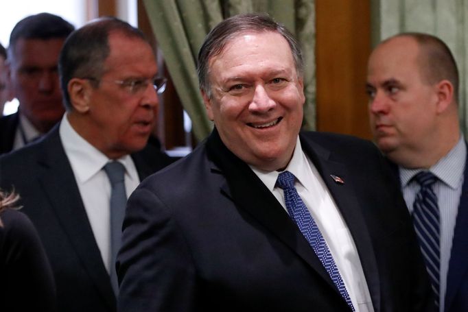 Ruský ministr zahraničí Sergej Lavrov (vlevo) a jeho americký protějšek Mike Pompeo (uprostřed).