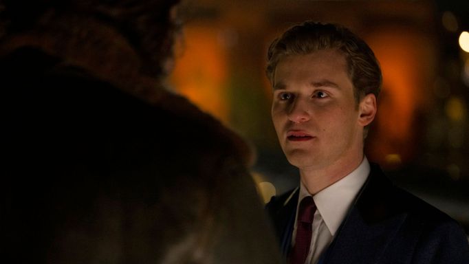 Fred Hechinger jako Dmitrij.