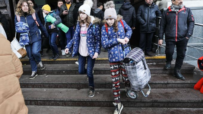 Ukrajinské děti při evakuaci na nádraží ve Lvově.
