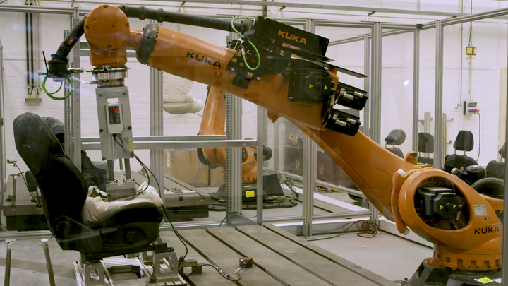 Kolik upocených cest z fitka vydrží sedačka v autě? Ford má robota, který to vyzkouší
