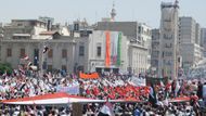 Červenec 2011. Asad posílá vojáky, aby zjednali pořádek na masové demonstraci v Hamá. Umírají civilisté.