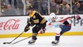 NHL 2019/20, Boston - Washington: David Pastrňák v souboji s Michalem Kempným