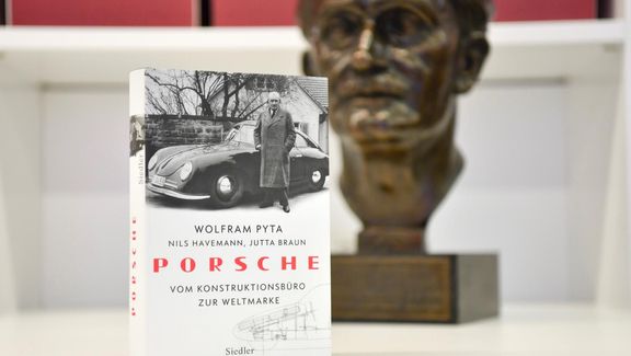 Kniha o začátcích Ferdinanda Porscheho a spolupráci s nacisty vyšla v němčině.