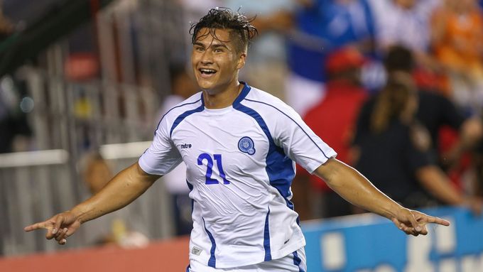 Dustin Corea ze Salvadoru slaví vyrovnávací gól v utkání s Kostarikou.