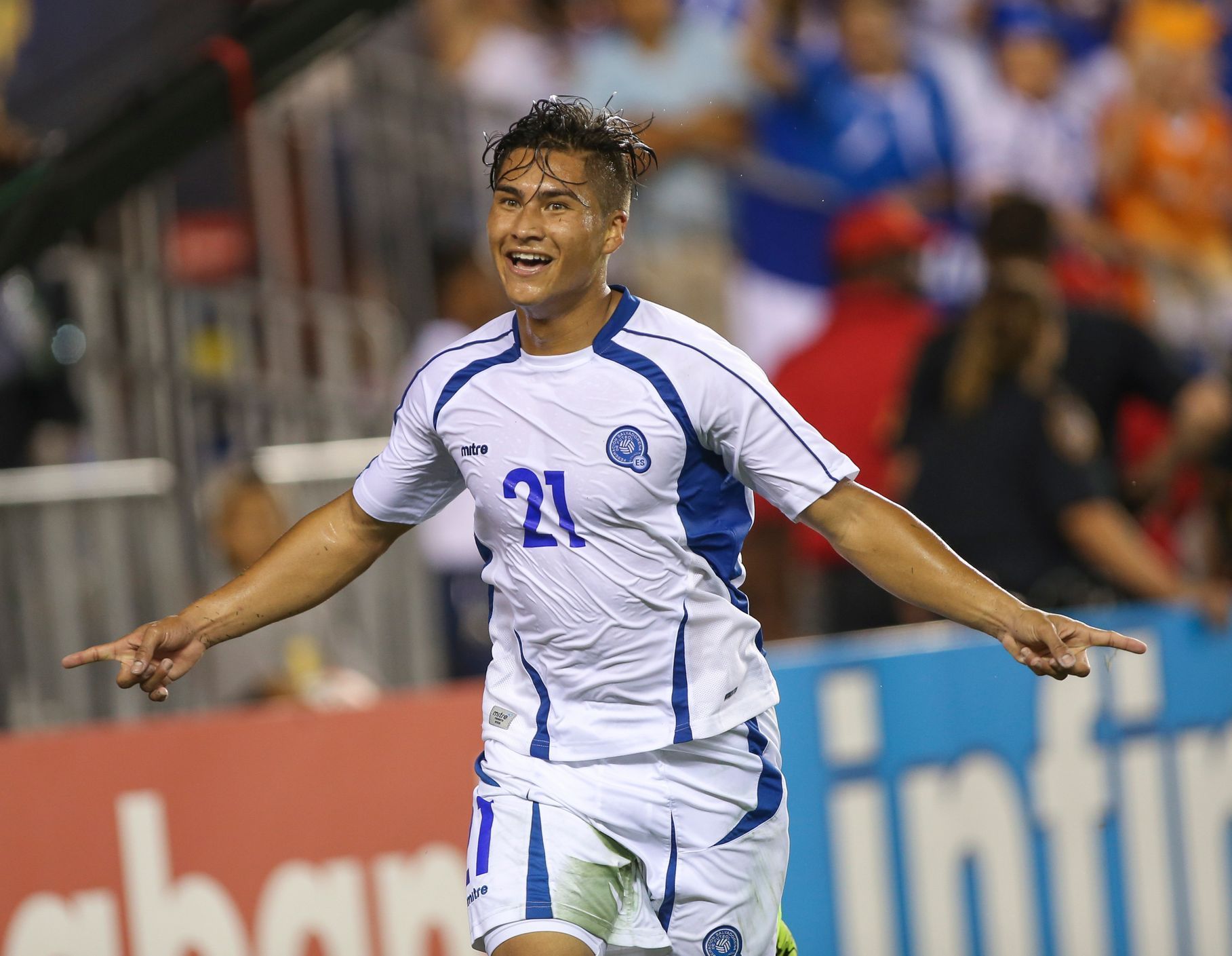 Zlatá pohár: Salvador - Kostarika: Dustin Corea ze Salvadoru slaví gól