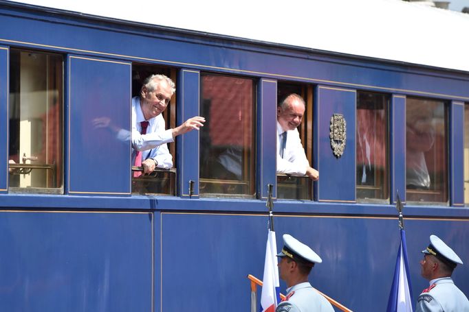 Český prezident Miloš Zeman (vlevo) a prezident Slovenska Andrej Kiska 29. července 2018 v Hodoníně.