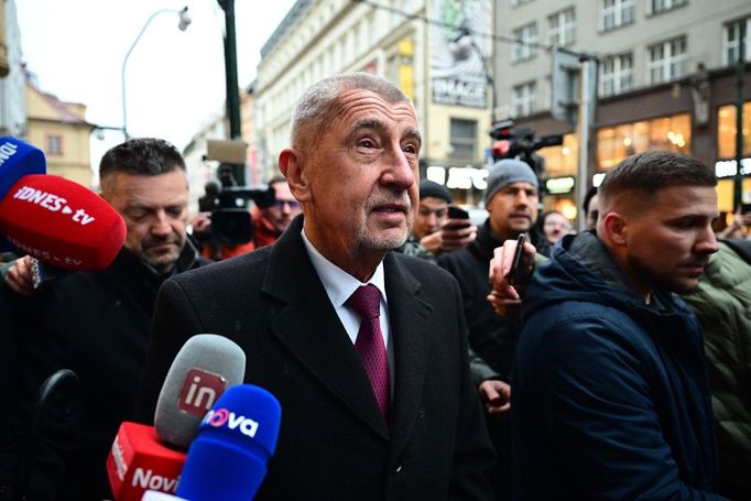 Na pražskou Národní třídu dorazil šéf ANO Andrej Babiš, společně s místopředsedy hnutí Alenou Schillerovou a Karlem Havlíčkem položili květiny u pietního místa.