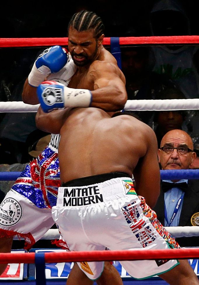 Britský boxer David Haye boxuje s Britem Dereckem Chisorou v mezinárodním mistrovství těžké váhy v londýnském Upton Parku v roce 2012.