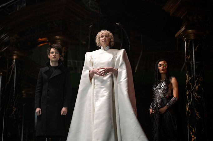 Tom Sturridge jako Sen, Gwendoline Christieová coby Lucifer Jitřenka a Cassie Clareová v roli Mazikeen.