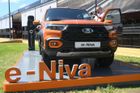 Lada e-Niva by před pár lety byla spíše jen špatný vtip, teď je to ale realita, a protože AvtoVAZ přišel kvůli sankcím o partnery, stojí elektrický terénní vůz na stejném základě jako prapůvodní Niva ze 70. let.