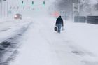 Washington stále trápí přívaly sněhu. Školy i federální úřady zůstanou zavřené