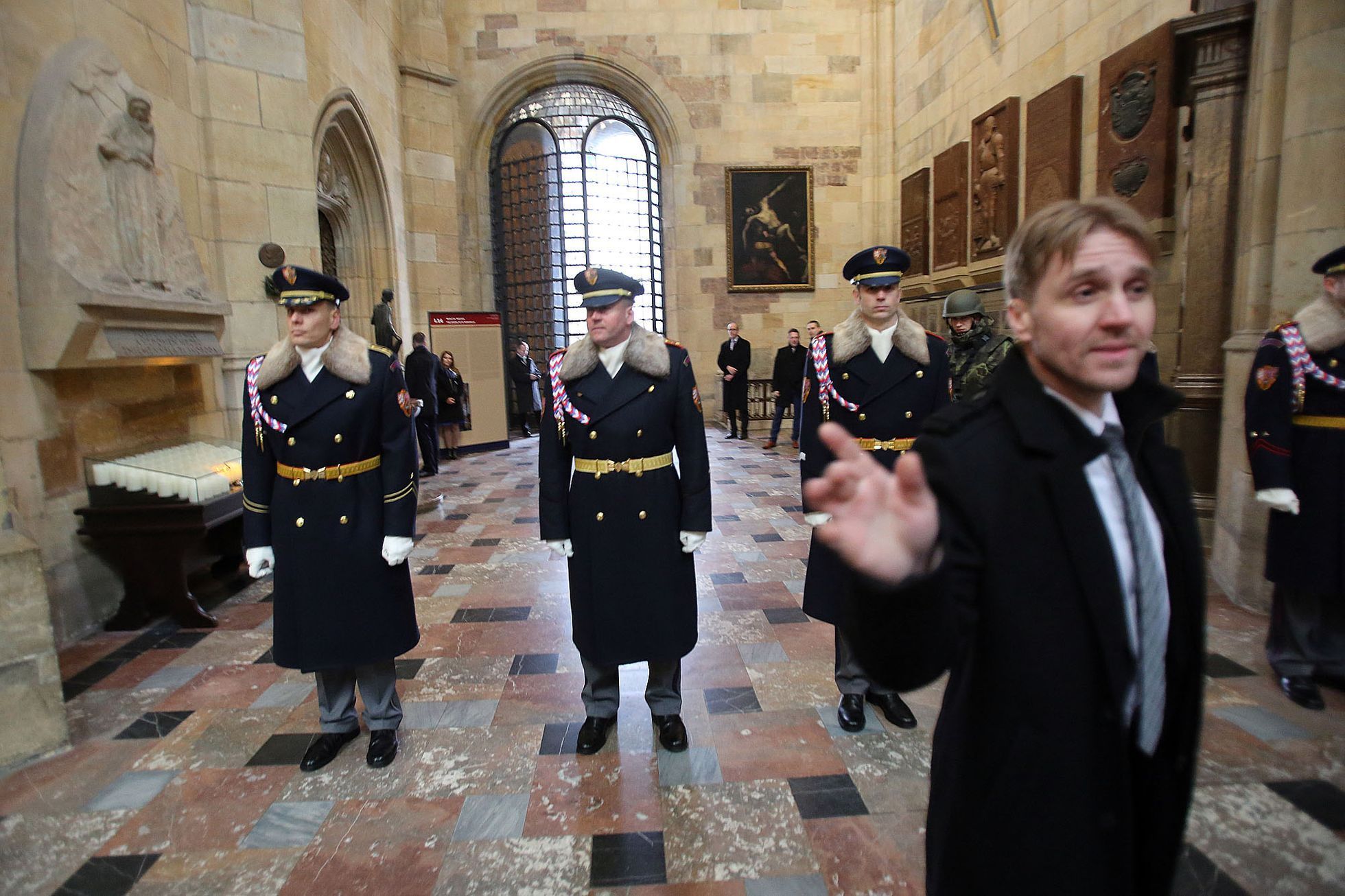 Vyjímání korunovačních klenotů ve Svatováclavské kapli