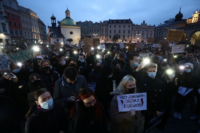 Demonstrace proti potratovému zákonu v Polsku. V neděli protestující narušili mše v několika kostelech.