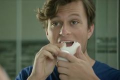 Revoluční kartáček vyčistí zuby za 10 vteřin. Připomíná nasazovací rovnátka, podívejte se