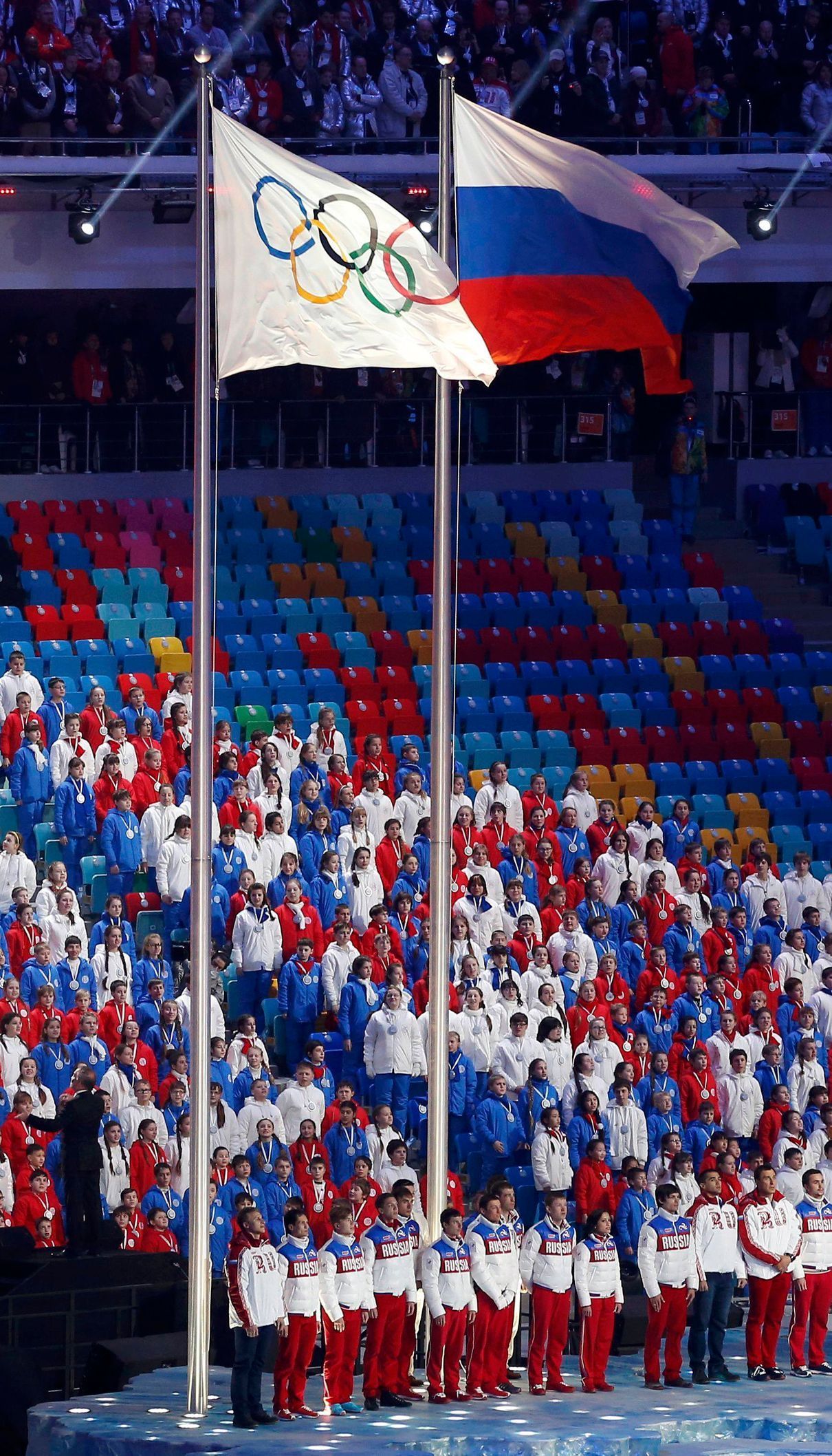 Soči 2014, závěrečný ceremoniál: ruská a olympijská vlajka