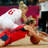 Česká basketbalistka Hana Horáková padá v souboji s Antonií Misuriaovou v utkání skupiny A na OH 2012 v Londýně.
