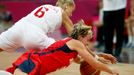 Česká basketbalistka Hana Horáková padá v souboji s Antonií Misuriaovou v utkání skupiny A na OH 2012 v Londýně.