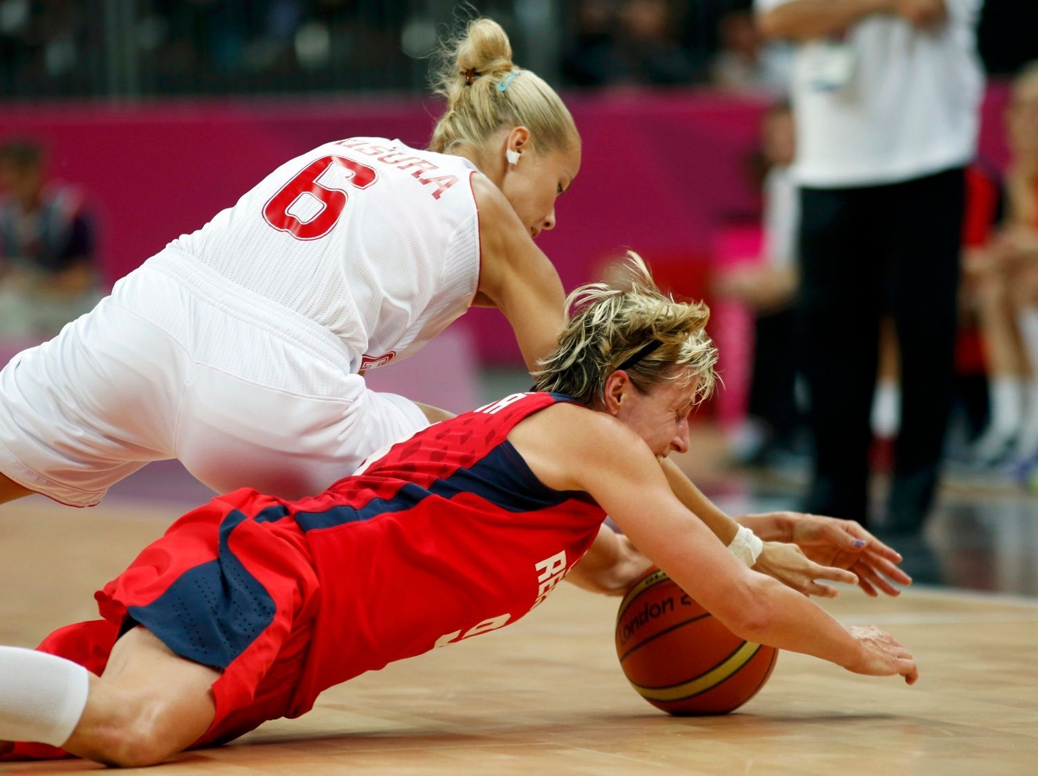 Česká basketbalistka Hana Horáková padá v souboji s Antonií Misuriaovou v utkání skupiny A na OH 2012 v Londýně.