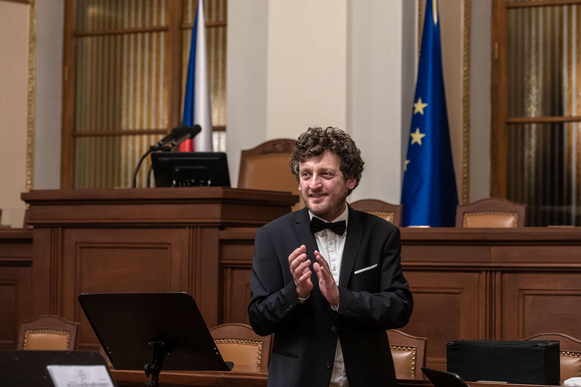 Opera v jednacím sále poslanecké sněmovny, zpívá Vojtěch Dyk a Simona Šaturová