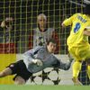 Villarreal - Arsenal: Riquelme (ve žlutém) a Lehmann