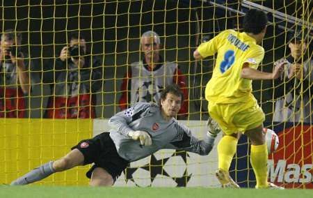 Villarreal - Arsenal: Riquelme (ve žlutém) a Lehmann
