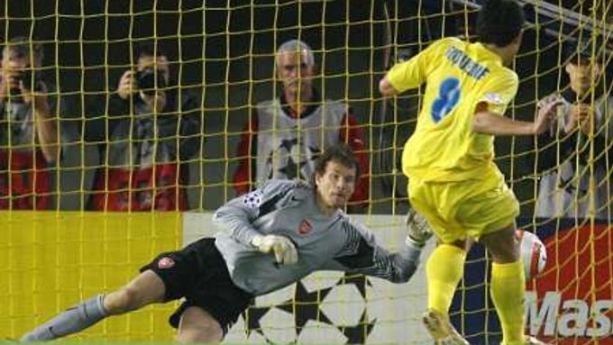Brankář Arsenalu Jens Lehmann chytá penaltu Juanu Riquelmemu z Villarrealu.