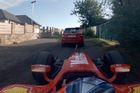 "Toho boháče si fakt nechceš naštvat." Reportáž z obce, kde řádí formulový fantom