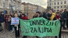 Demonstrující studenti se v úterý sešli na náměstí Jana Palacha. Odtud se přesunuli na Hradčanské náměstí, kde zaplnili prostor v okolí Masarykovy sochy.