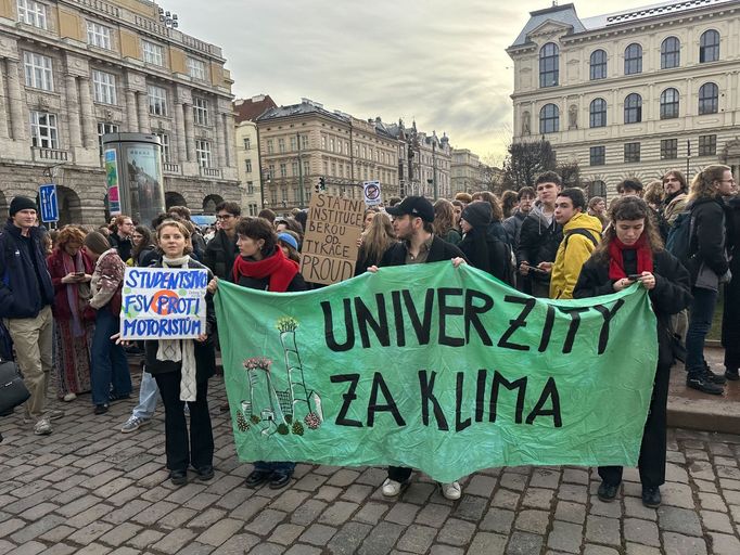 Demonstrující studenti se v úterý sešli na náměstí Jana Palacha. Odtud se přesunuli na Hradčanské náměstí, kde zaplnili prostor v okolí Masarykovy sochy.