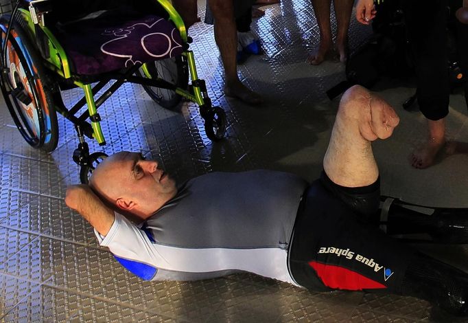 French athlete Philippe Croizon, whose arms and legs were amputated after an electric shock accident in March 1994, waits next to a 33 metre (36 yard) deep pool, the world's deepest pool built to train professional divers, at Nemo33 diving centre in Brussels January 10, 2013. Croizon, who swam with adapted prostheses that had fins attached, broke a world record and became the first disabled person to dive to 33 metres, according to the organisers. REUTERS/Yves Herman (BELGIUM - Tags: SOCIETY SPORT DIVING) Published: Led. 10, 2013, 4:09 odp.