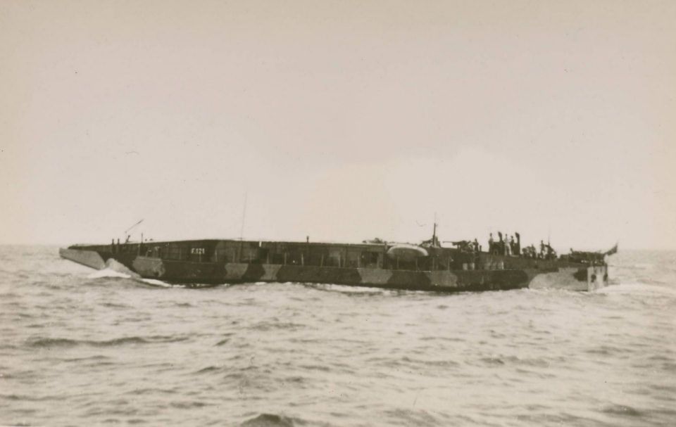 Invazní člun s loděnicí TJ Tatran