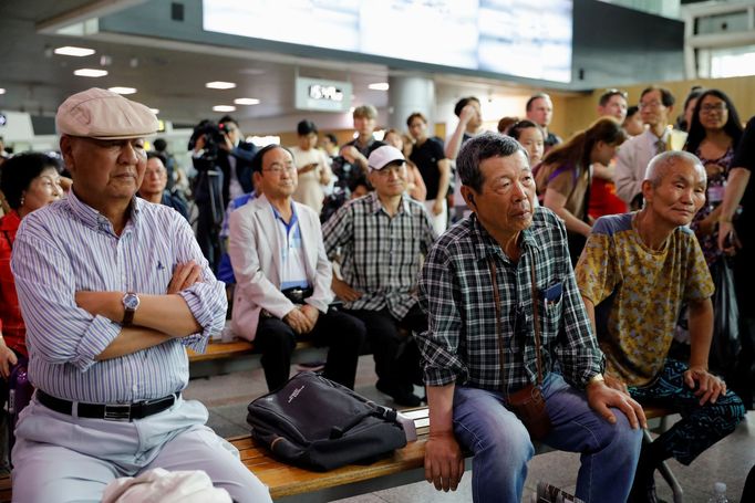 Jihokorejci sledují na obrazovkách setkání Trumpa s Kimem