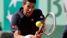 Srbský tenista Novak Djokovič vrací míček Švýcaru Rogeru Federerovi během semifinále French Open 2012.