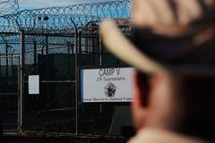 Obhájci ženou krmení vězňů z Guantánama k soudu