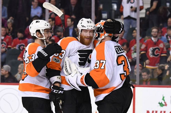 Jakub Voráček slaví vítězství Philadelphie na ledě Calgary