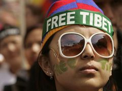 Cestu pochodně spojují aktivisté na celém světě s tibetskou otázkou. To se Pekingu vůbec nelíbí