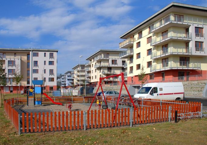 III. etapa Nad Rokytkou, která byla v dubnu 2012 zkolaudována, zahrnuje pět domů o šesti podlažích, v nichž je celkem 200 bytů od 1+kk o velikosti od 30 m2 až po 4+kk přes 100 m2. Každý má vlastní terasu, u přízemních bytů ji nahrazují oblíbené předzahrádky.