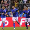 Dani Alves, Alexandre Pato a Hulk se radují z gólu brazilského týmu v přípravném zápase ve Švédsku