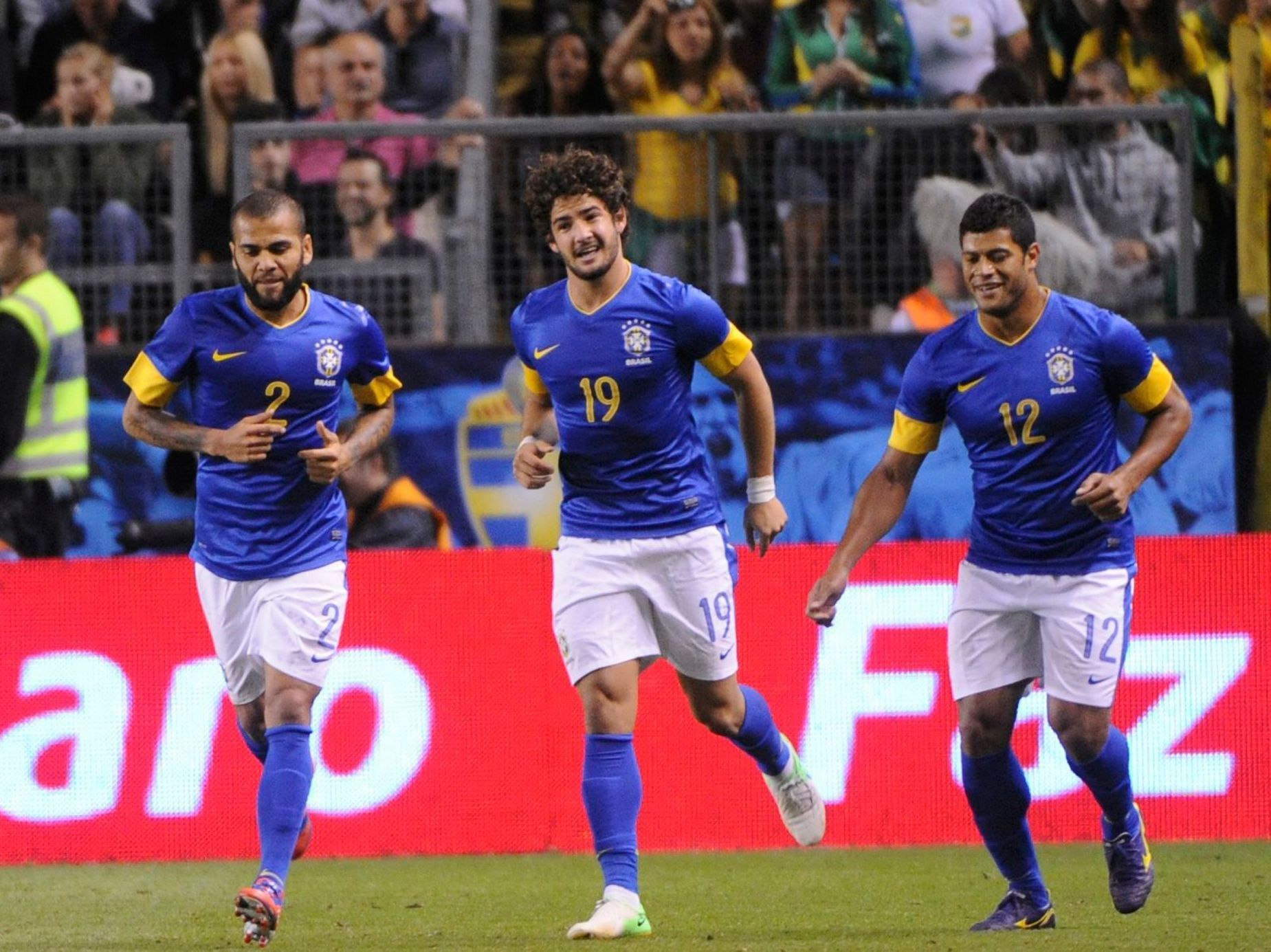 Dani Alves, Alexandre Pato a Hulk se radují z gólu brazilského týmu v přípravném zápase ve Švédsku