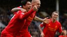 Fotbalisté Liverpoolu Luis Suarez a Martin Škrteľ slaví gól v utkání Premier League 2012/13 proti Evertonu.