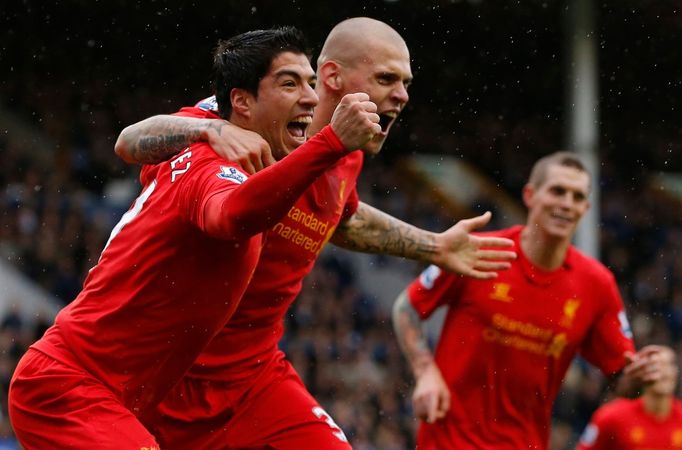 Fotbalisté Liverpoolu Luis Suarez a Martin Škrteľ slaví gól v utkání Premier League 2012/13 proti Evertonu.