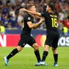 Nicolo Barella a Matteo Politano slaví gól Interu v zápase LM se Slavií Praha