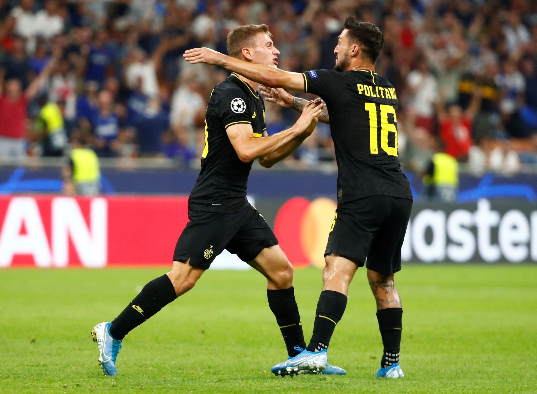 Nicolo Barella a Matteo Politano slaví gól Interu v zápase LM se Slavií Praha