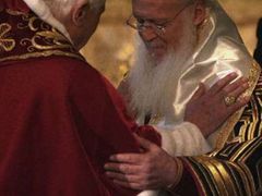 Benedikt XVI. při dnešním setkání s pravoslavným patriarchou Bartolomějem.