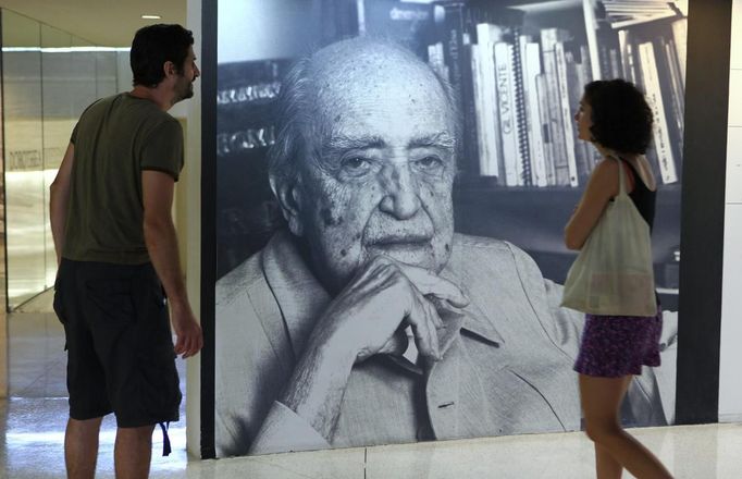 Visitors look at an exhibit inside the Oscar Niemeyer Museum in Curitiba, December 6, 2012. Niemeyer, a towering patriarch of modern architecture who shaped the look of modern Brazil and whose inventive, curved designs left their mark on cities worldwide, died late on December 5, 2012. He was 104. Niemeyer had been battling kidney and stomach ailments in a Rio de Janeiro hospital since early November. His death was the result of a lung infection developed this week, the hospital said, little more than a week before he would have turned 105. REUTERS/Rodolfo Buhrer (BRAZIL - Tags: SOCIETY OBITUARY) Published: Pro. 6, 2012, 8:52 odp.