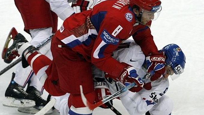 Rus Alexander Ovečin (v červeném) tvrdě atakuje českého beka Rostislava Kleslu.