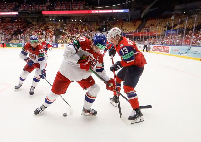 Roman Červenka a Petter Vesterheim v zápase MS 2025 Česko - Norsko