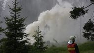 Požár se nekontrolovatelně šíří. Čeká se na zásah z nebes